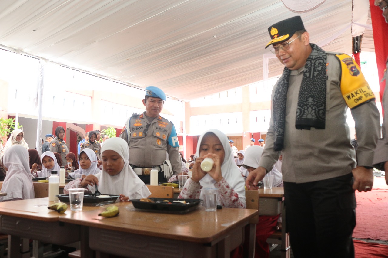 Wakapolda Hadiri Acara Makan Siang Bergizi Untuk Siswa/i SD Negeri 02 Lubuak Buaya Dalam Rangka HUT Korps Brimob Polri Ke 79 Tahun 2024