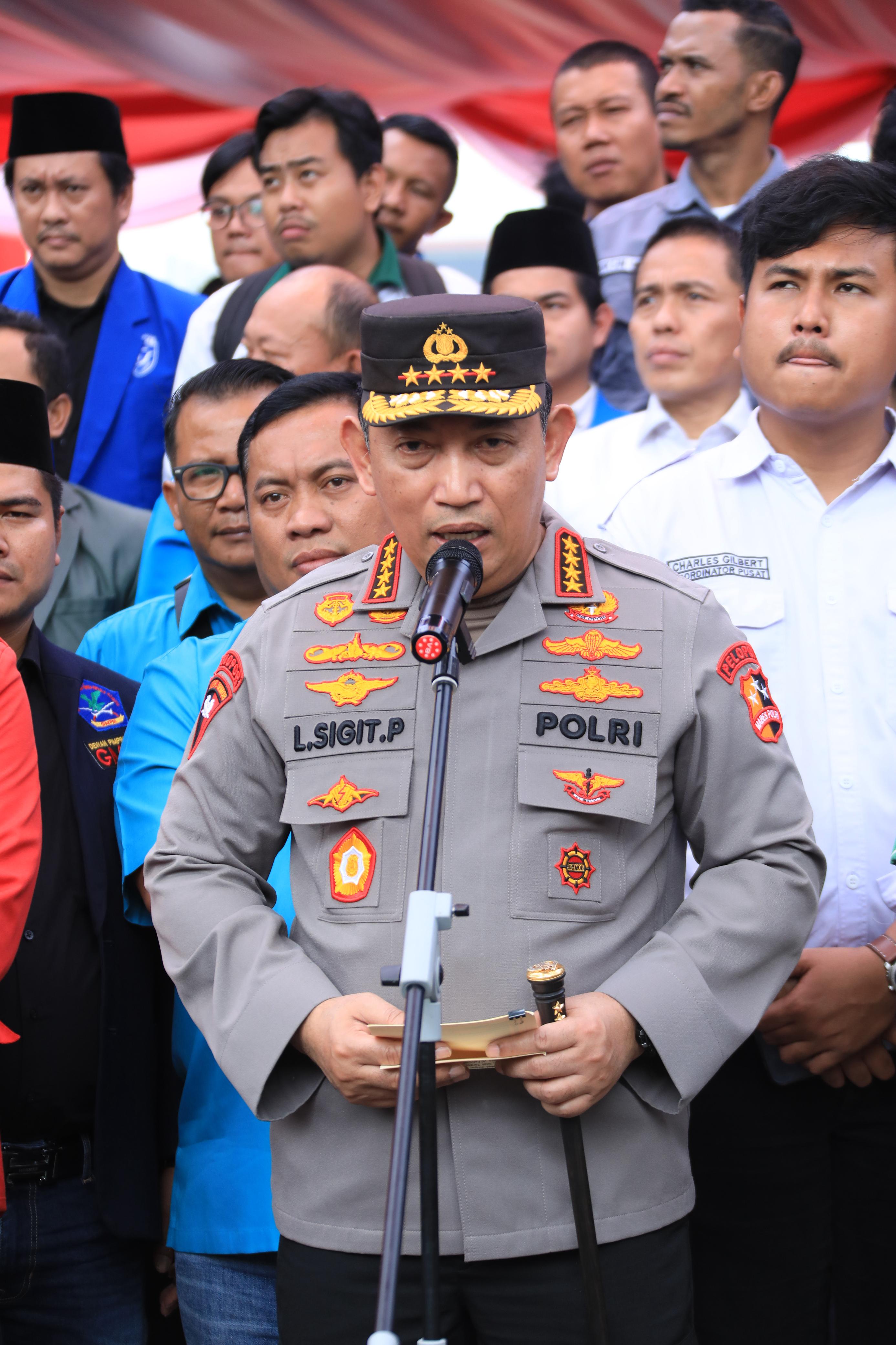 Kapolri dan Panglima TNI Bagikan 161.411 Paket Bansos Jelang Ramadan