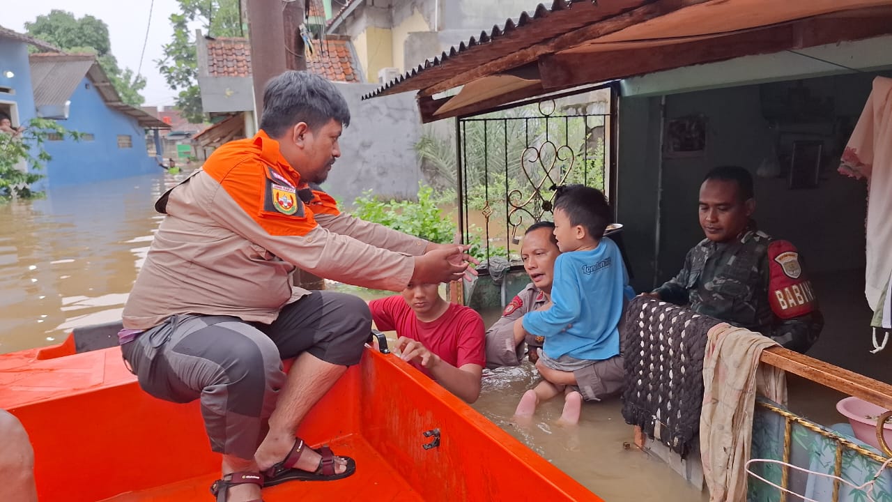 TNI-Polri Bantu Evakuasi Korban Banjir 1,5 Meter yang Mau Cuci Darah