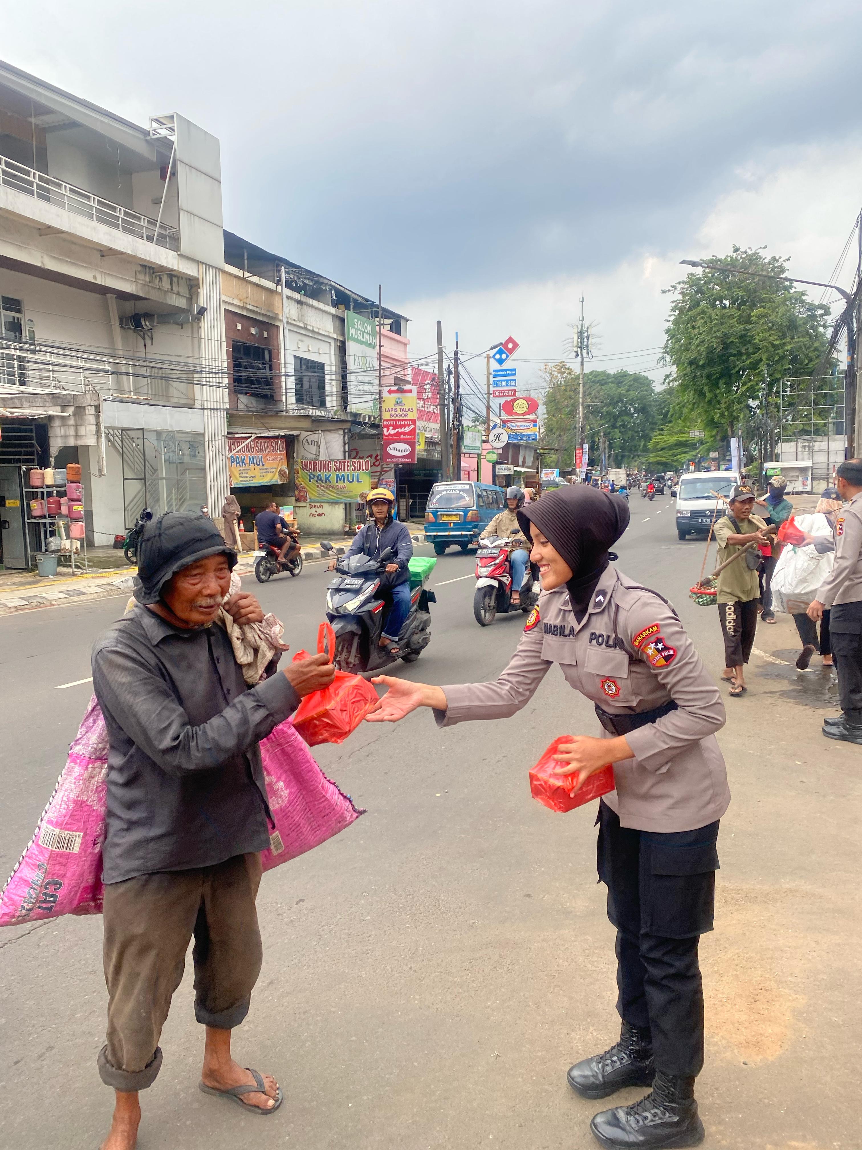 Dit Samapta Polda Sumut dan Korsabhara Berbagi Takjil di Bulan Ramadhan, Wujud Kepedulian Polri kepada Masyarakat