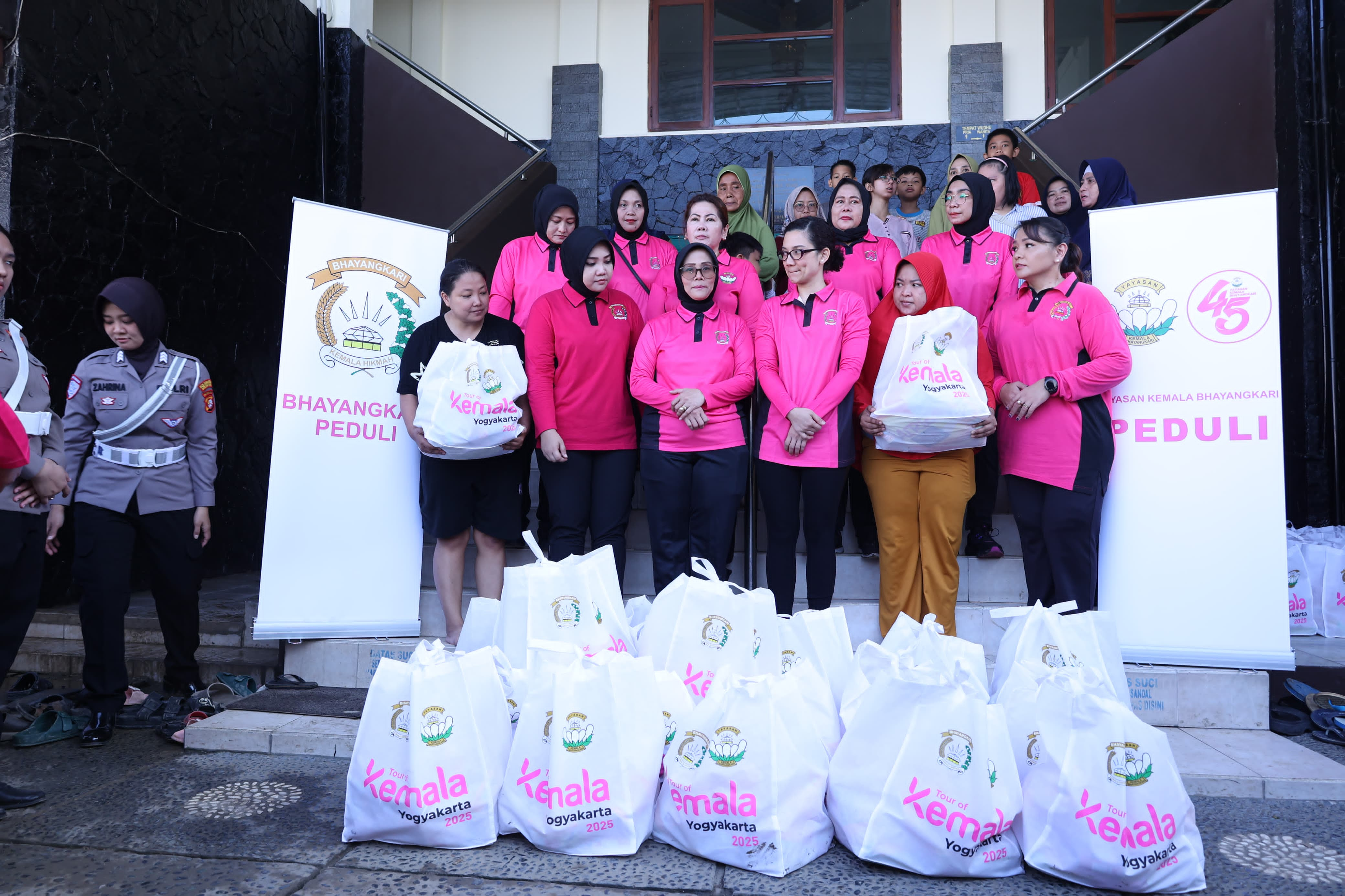 Yayasan Kemala Bhayangkari & Polres Metro Bekasi Kota Ulurkan Bantuan untuk Korban Banjir di Bekasi