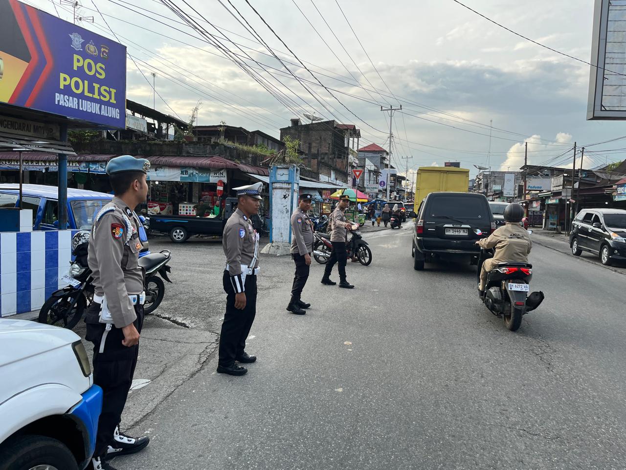 Satlantas Polres Padang Pariaman Berikan Rasa Aman di Pasar Pabukoan