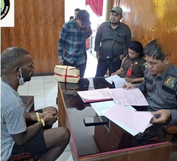 Tersangka KKB Kamenak Gire Resmi Diserahkan ke Kejaksaan Negeri Nabire