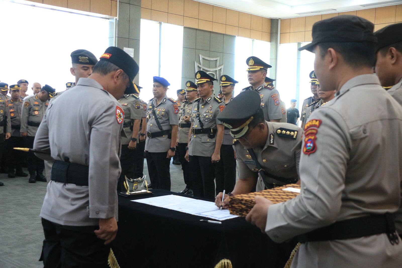 Kapolda Sumbar Pimpin Sertijab 3 Pejabat Utama dan 7 Kapolres Jajaran Polda Sumbar