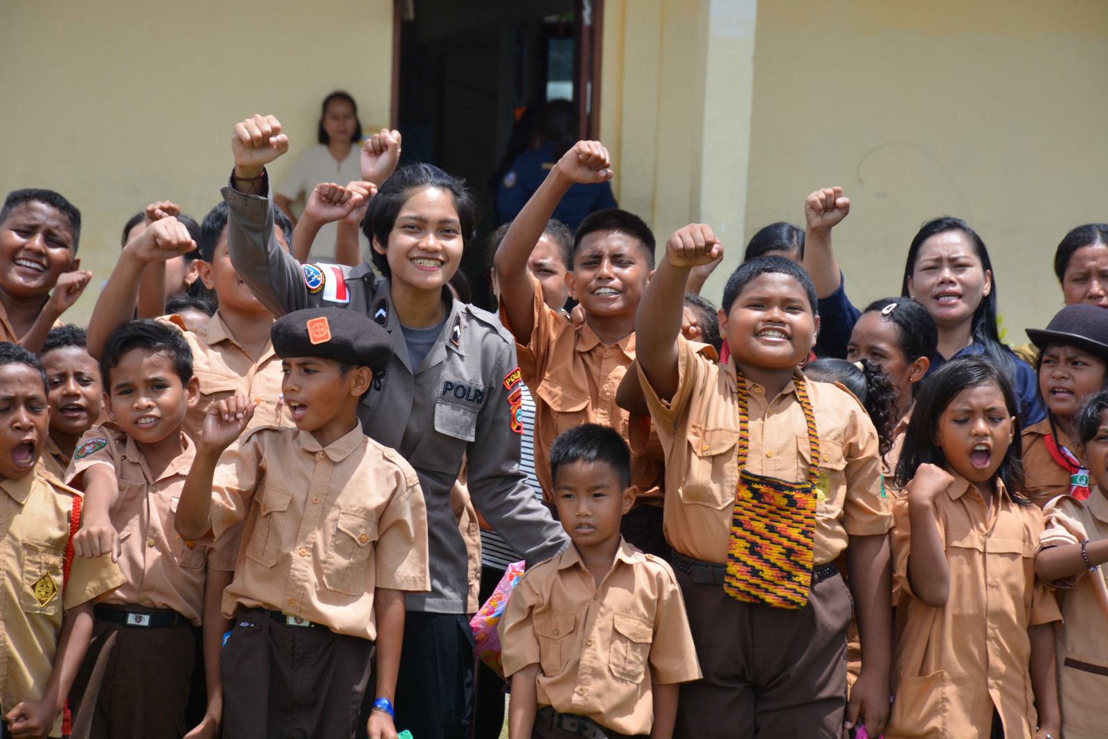 Doa Dari Anak-anak SD Torsina Atas Kebaikan Satgas Humas Ops Damai Cartenz 