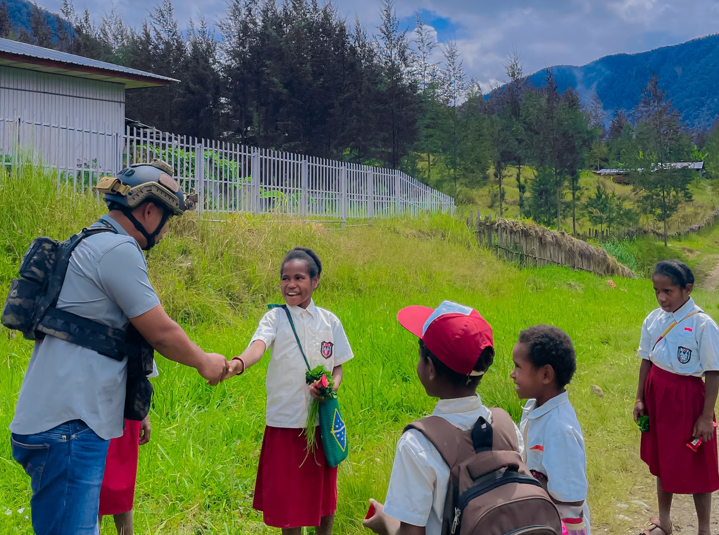 Satgas Ops Damai Cartenz Sambangi Anak Sekolah di Ilaga, Perkuat Pendekatan Humanis Jaga Keamanan