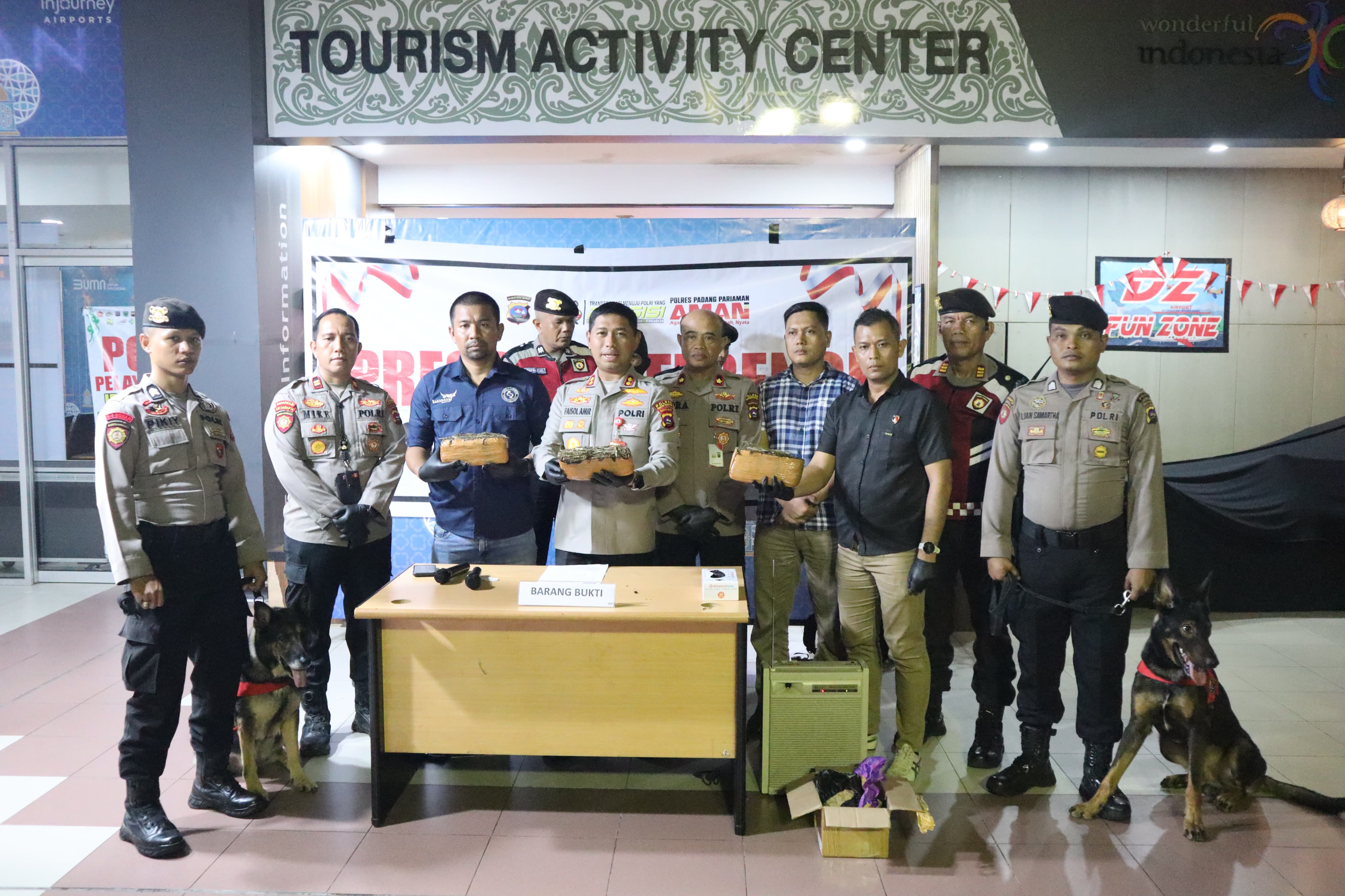 Sinergitas antara Avsec angkasa pura II Bandara Internasional Minangkabau (BIM) dengan Polres Padang Pariaman berhasil amankan pelaku pengiriman paket narkotika jenis ganja kurang dari 12 jam
