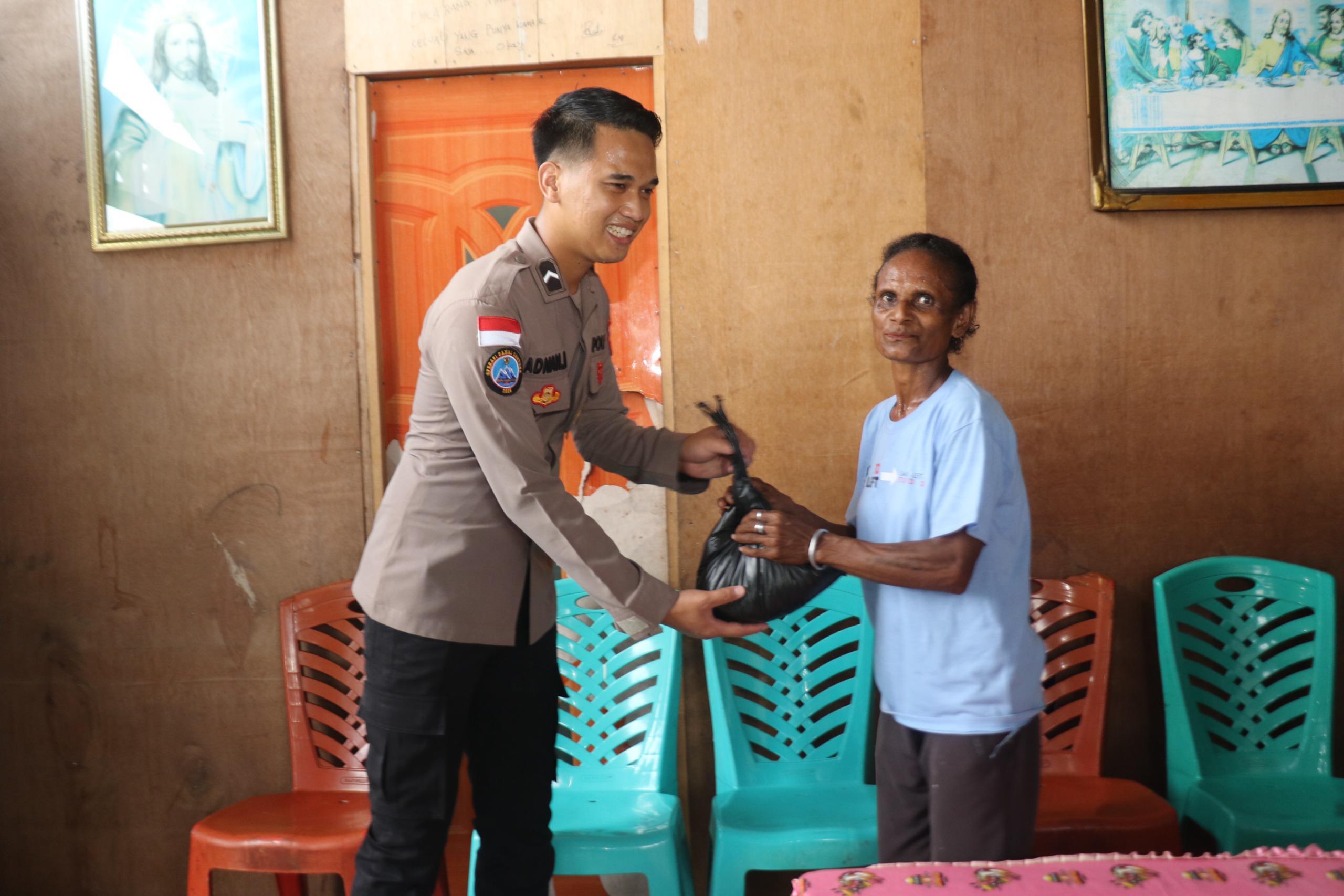 Satgas Humas Ops Damai Cartenz-2025 Sambangi Warga Hamadi, Imbau Jaga Kamtibmas