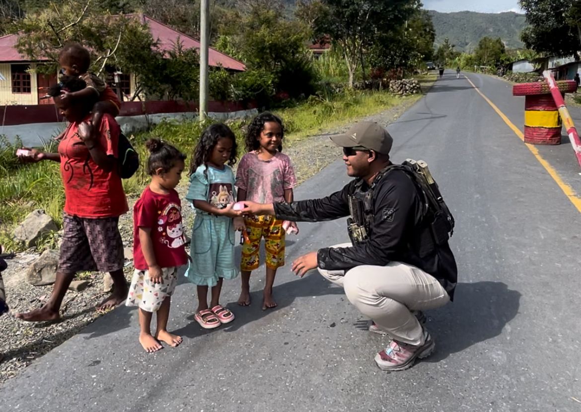 Momen Humanis Personel Satgas Humas Ops Damai Cartenz 2025 Bagikan Sembako di Kampung Kulirik