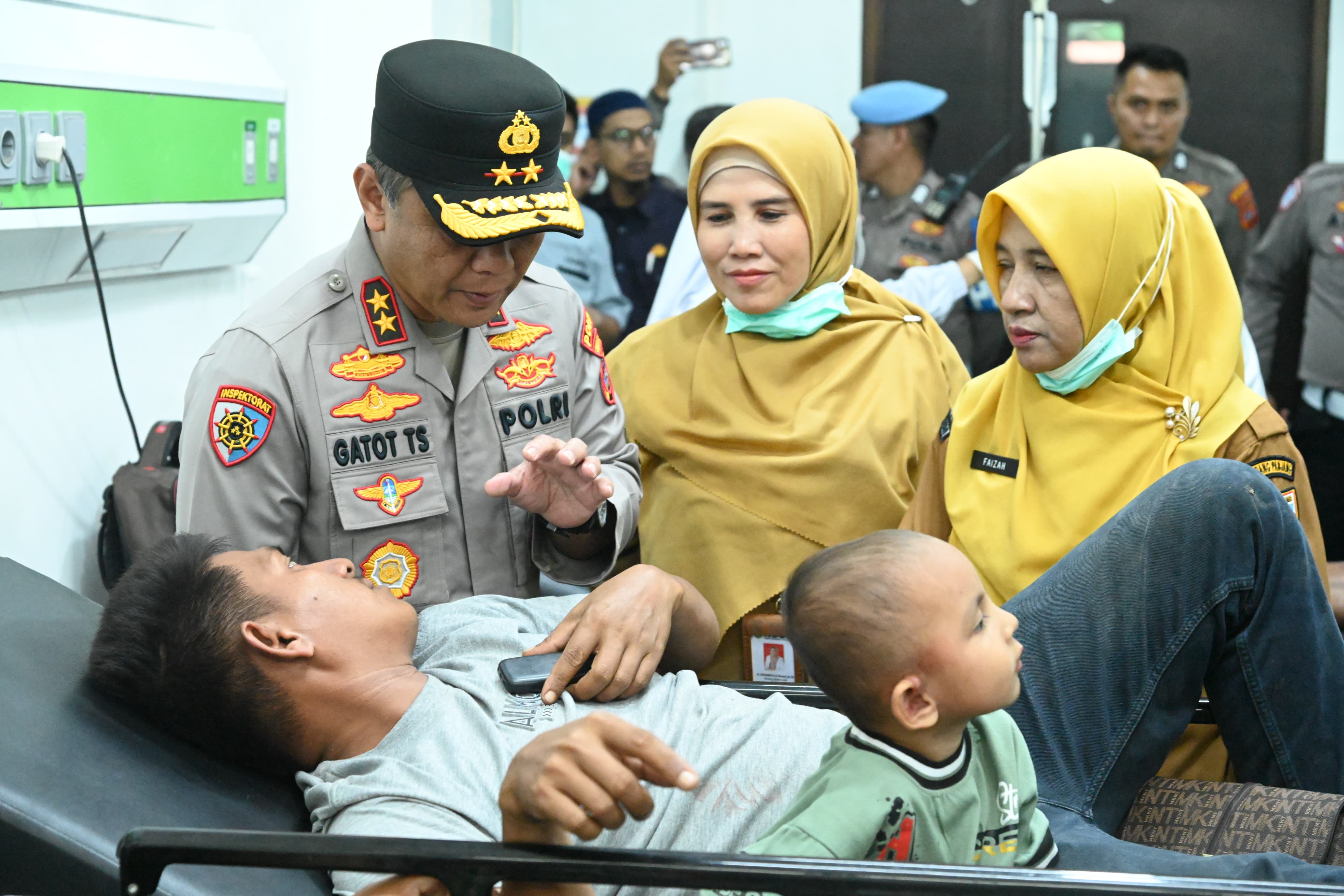 Kapolda Sumbar Irjen Pol Gatot Tri Suryanta Tinjau Lokasi dan Korban Kecelakaan Bus ALS di Padang Panjang