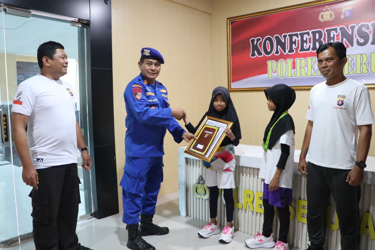 Dukung Pelajar di Dunia Olahraga, Polres Seruyan Beri Penghargaan 2 Atlet Muda Berprestasi
