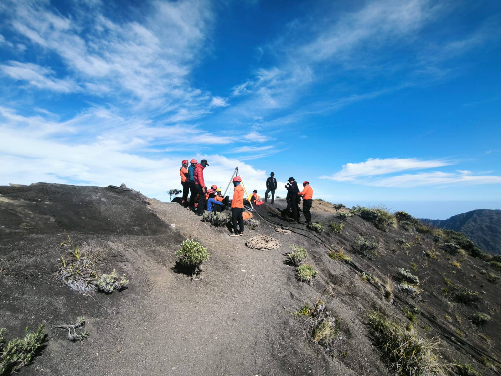 Evakuasi Dramatis di Rinjani: Tim SAR NTB Berjuang Selamatkan Pendaki Asal Brasil