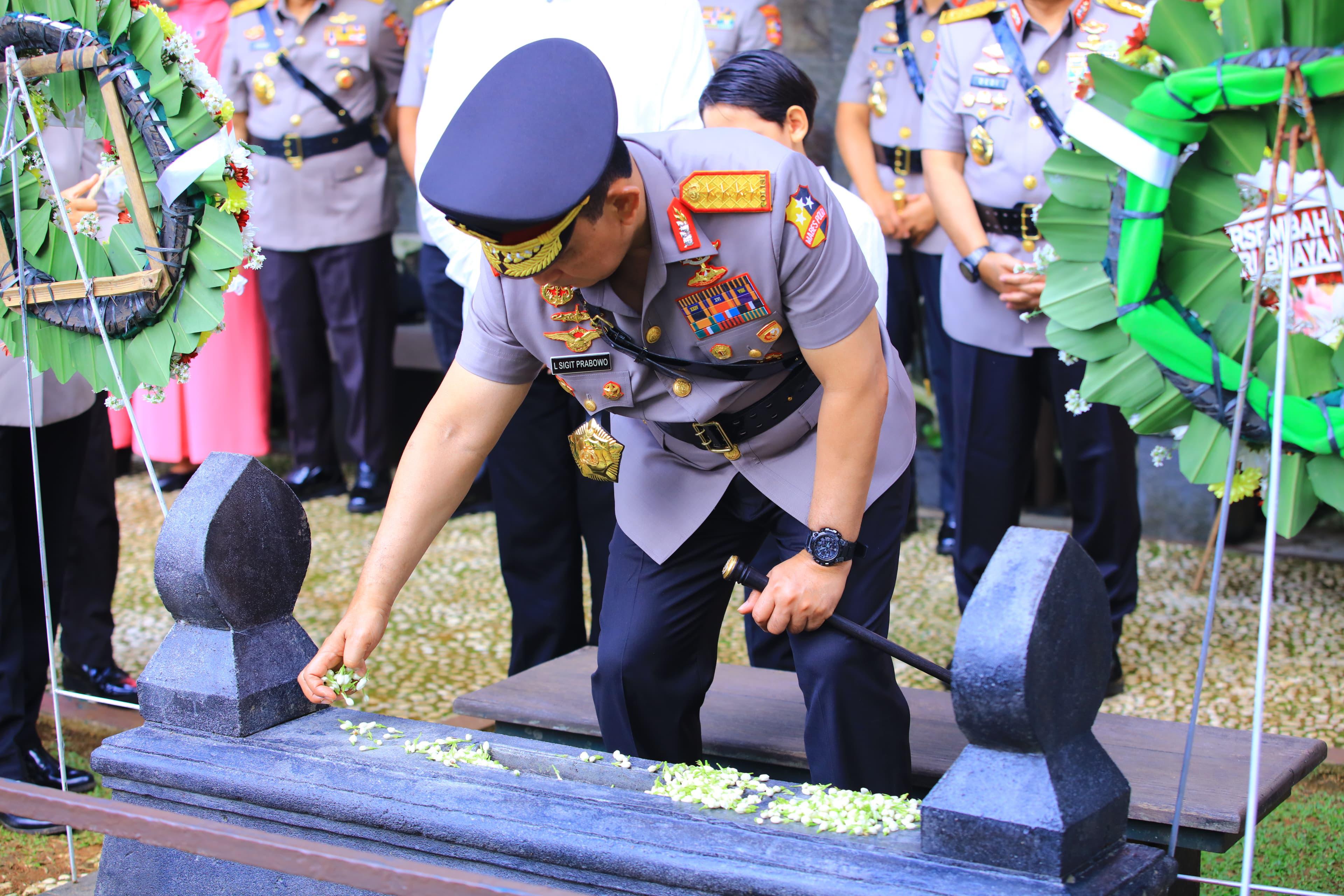Peringati Hari Bhayangkara ke-79, Kapolri Ziarah ke Makam Jenderal Hoegeng: Teladani Integritas dan Pengabdian