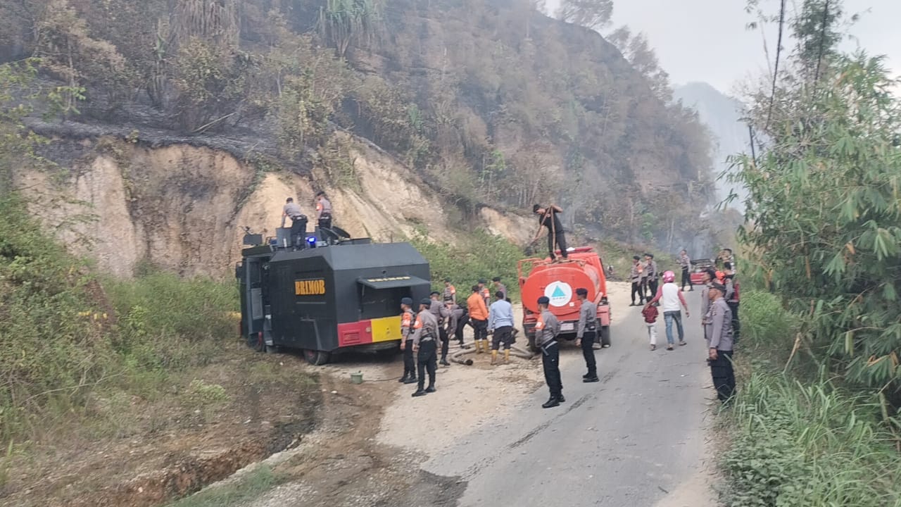 Polres 50 Kota bersama Instansi terkait Laksanakan Pemadaman Kebakaran hutan di Lembah Harau