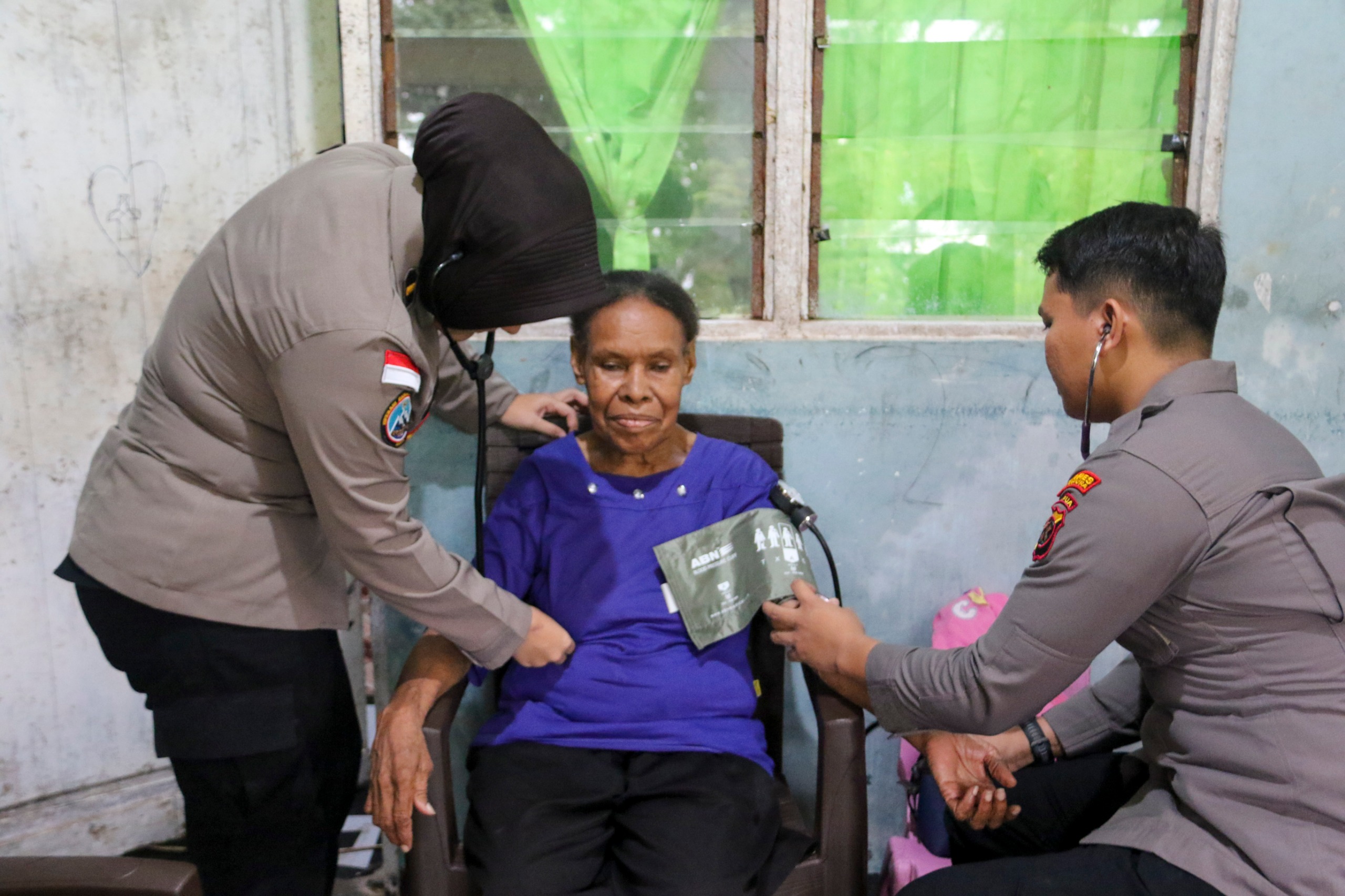 Satgas Ops Damai Cartenz Laksanakan Home Visit untuk Lansia di Sarmi